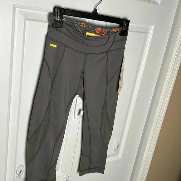 NWT LOLE RUN CAPRIS LOLE LEGGINGS XS GREY WITH YELLOW TRIM LOGO  REG 80$ - Picture 4 of 14